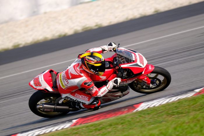 Aksi pembalap Astra Honda Racing Team, Awhin Sanjaya, saat tampil dalam sesi latihan kelas AP250 ajang aRRC 2019 yang digelar di Sirkuit Sepang, Malaysia, Jumat (8/3/2019).