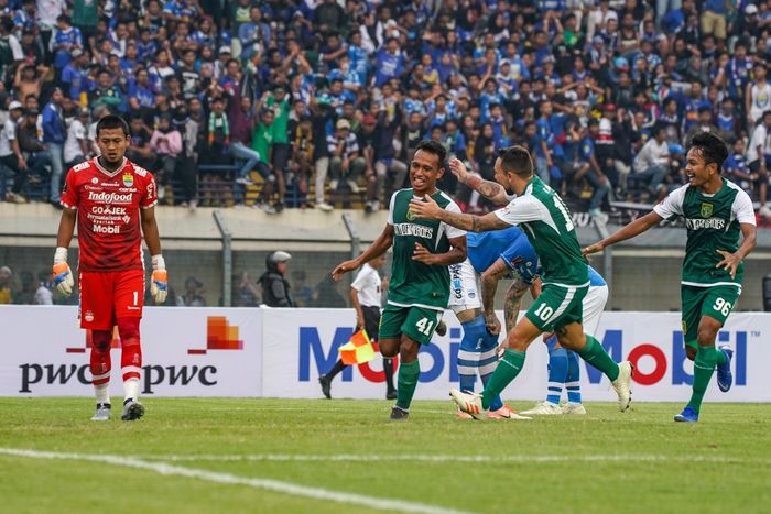 Irfan Jaya melakukan selebrasi setelah mencetak gol ke gawang Persib Bandung di Piala Presiden 2019.