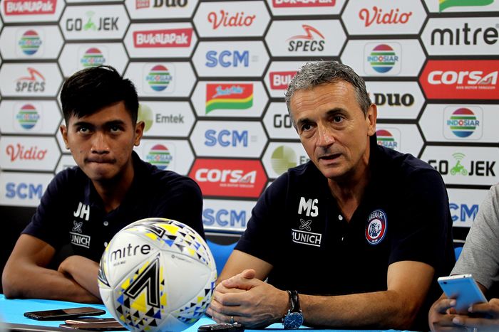Pelatih Arema FC, Milomir Seslija (kanan), dan anak asuhnya, Jayus Hariono (kiri), saat sesi konferensi pers Piala Presiden 2019.