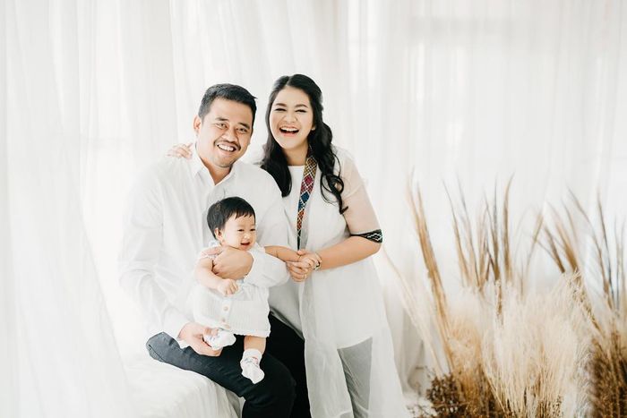 Penampilan cantik anak Presiden Jokowi, Kahiyang Ayu saat pemotretan bareng suami, Bobby Nasution dan anaknya Sedah Mirah Nasution
