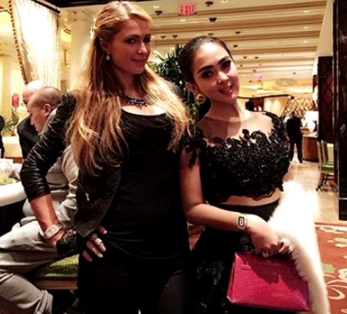 Penampilan cantik Syahrini saat bertemu dengan selebriti dunia Paris Hilton