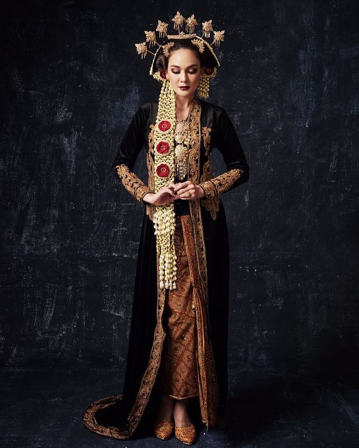 Penampilan Luna Maya manglingi dengan gunakan pakaian pengantin khas Jawa