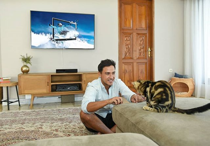 Ruang televisi rumah Raisa dan Hamish