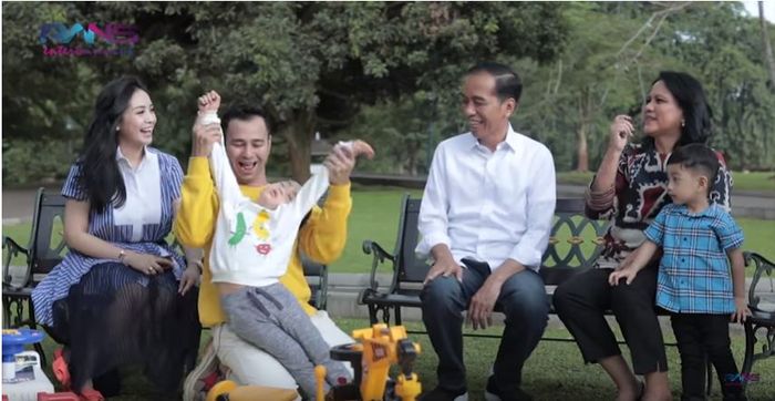 Rafathar saat mendapat hadiah
 