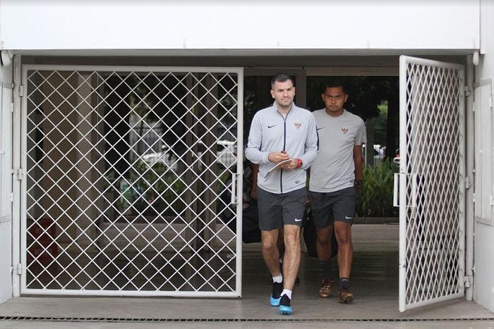 Pelatih Timnas Indonesia Simon McMenemy memasuki Stadion Madya, Senayan, Jakarta, Jumat (8/3/2019), untuk berlatih.