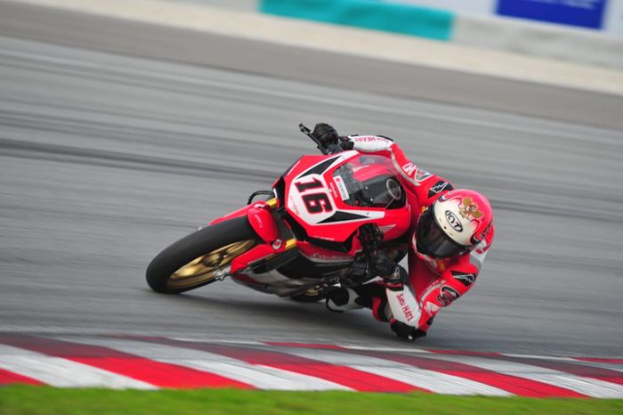 Aksi pembalap Astra Honda Racing Team, Irfan Ardiansyah, saat tampil dalam sesi kualifikasi AP250 ARRC 2019 di Sirkuit Sepang, Malaysia, Sabtu (9/3/2019).