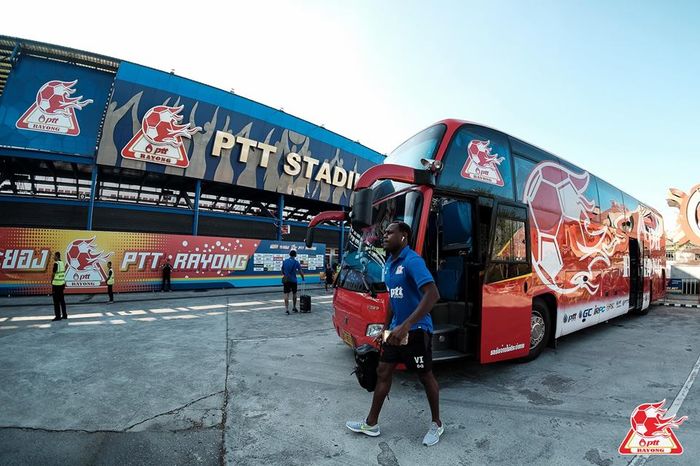 Bek berpaspor Indonesia milik PTT Rayong, Victor Igbonefo turun dari bus timnya jelang laga kontra Samut Prakan City pada lanjutan Liga Thailand 1 2019, 10 Maret 2019. 