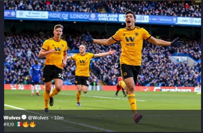 Striker Wolverhampton Wanderers, Raul Jimenez, melakukan selebrasi seusai menjebol gawang Chelsea dalam partai Liga Inggris di Stamford Bridge, Minggu (10/3/2019)