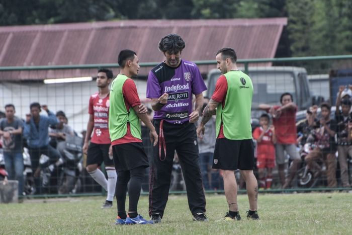 Pelatih Bali United, Stefano Cugurra, memimpin langsung latihan tim menjelang laga melawan Semen Padang di Piala Presiden 2019.