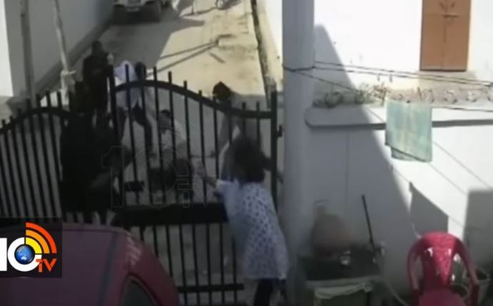 wanita tembaki pengeroyok suaminya pakai revolver