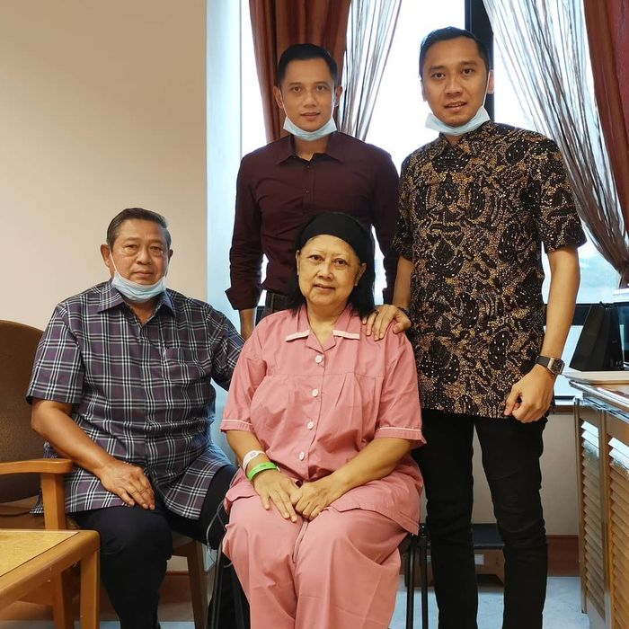 Agus Yudhoyono dan Ibas Yudhoyono menjenguk ibu mereka