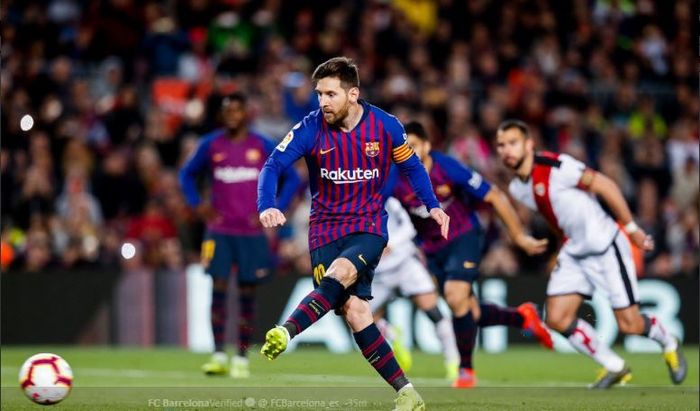 Megabintang FC Barcelona, Lionel Messi mencetak gol tendangan penalti dalam laga pekan ke-27 Liga Spanyol versus Rayo Vallecano di Stadion Camp Nou, 9 Maret 2019.