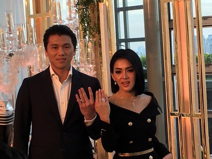 Syahrini dan Reino Barack Pakai Cincin Kawin di Tangan Berbeda, Berikut Alasannya!