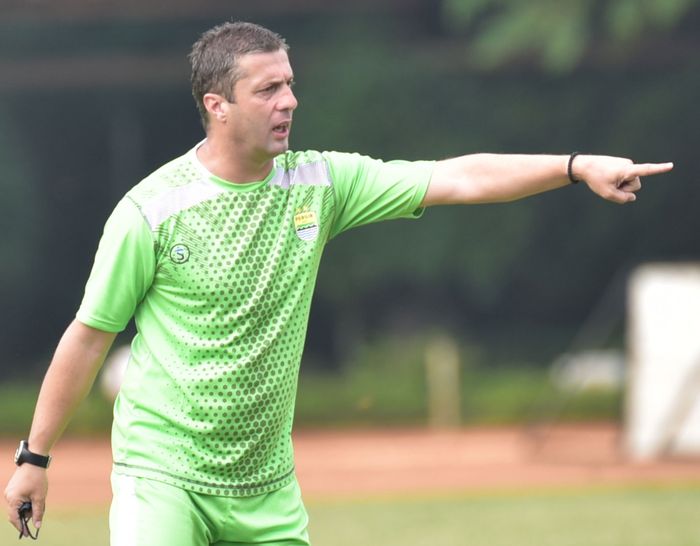 Pelatih Persib Bandung, Miljan Radovic, memimpin latihan tim sebelum laga melawan Perseru Serui di Piala Presiden 2019.