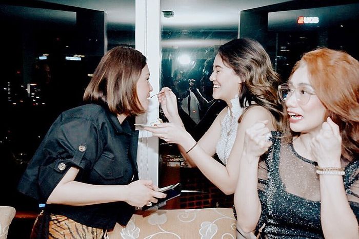 Aaliyah saat menyuapi Maia Estianty di hari ulang tahunnya