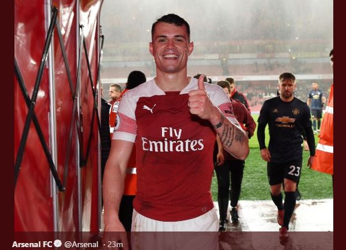 Gelandang Arsenal, Granit Xhaka, tersenyum usai laga Liga Inggris melawan Manchester United di Stadion Emirates, Minggu (10/3/2019).