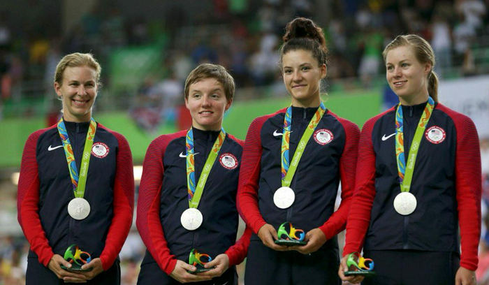 Kelly Catlin (kedua dari kiri) saat meraih medali perak Olimpiade 2016 kategori tim pursuit putri.