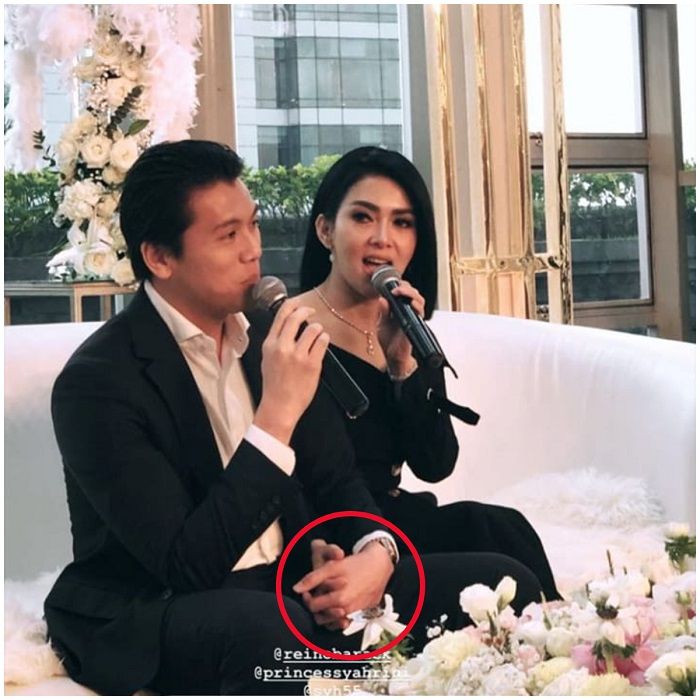 Makna genggaman tangan Reino Barack dan Syahrini