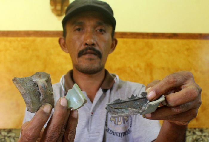 Benda purbakala berupa potongan perkakas yang terbuat dari perunggu dan potongan keramik yang ditemukan di lokasi pembangunan Tol Pandaan-Malang seksi 5 kilometer ke-37 Desa Sekarpuro, Kecamatan Pakis, Kabupaten Malang, Minggu (10/3/2019). Benda-benda dari situs purbakala itu diduga merupakan pening