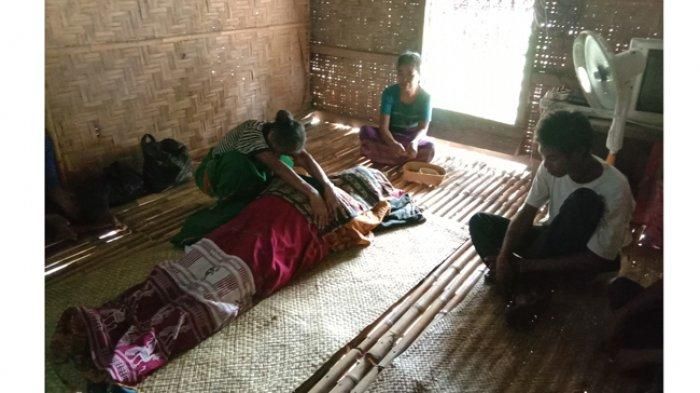 keluarga Asnat dan jenazah di rumah duka
