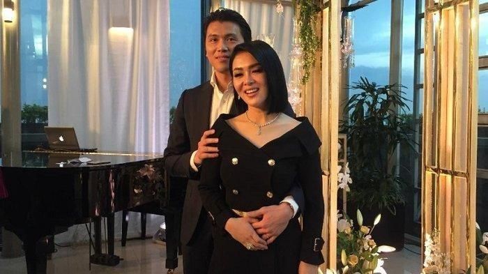 Wajah tegang Reino Barack dan Syahrini foto mesra di depan awak media