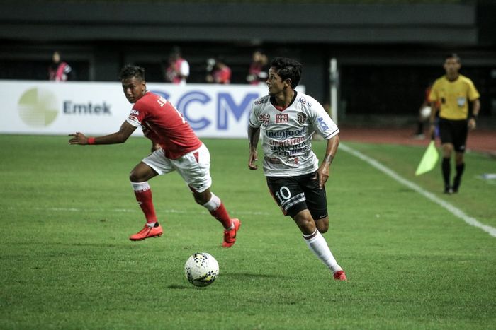 Pemain Bali United Irfan Bachdim dalam laga melawan Semen Padang di penyisihan Grup B Piala Presiden 2019, Senin (3/11/2019) di Stadion Patriot Candrabhaga, Bekasi.