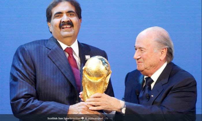 Eks Presiden FIFA, Sepp Blatter (kanan), saat menyepakati Qatar sebagai tuan rumah Piala Dunia 2022.