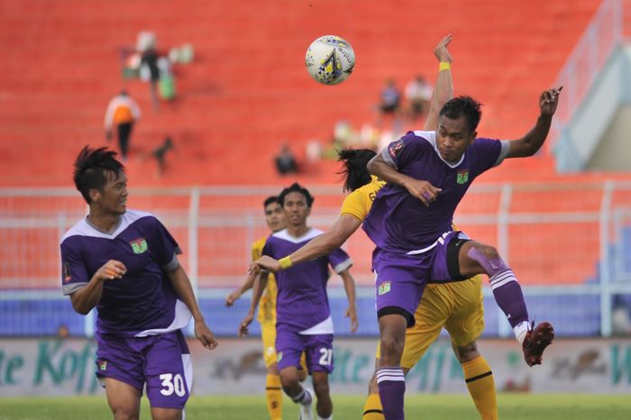 Para pemain Persita berebut bola dengan pemain Barito Putera di ajang Piala Presiden 2019