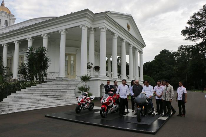 Presiden Joko Widodo bersama Menteri Pemuda dan Olahraga Imam Nahrawi dan Chief Executive Officer (CEO) Dorna, Indonesia Tourism Development Corporation (ITDC) serta AHM, Presiden Jokowi langsung melihat motor spek balap yang di bawa AHM ke Istana Bogor