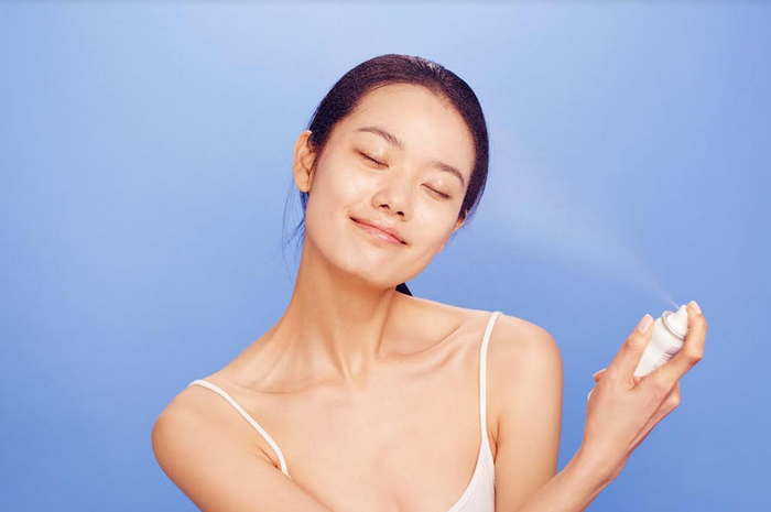 Seeting spray sebelum dan sesudah memulaskan makeup