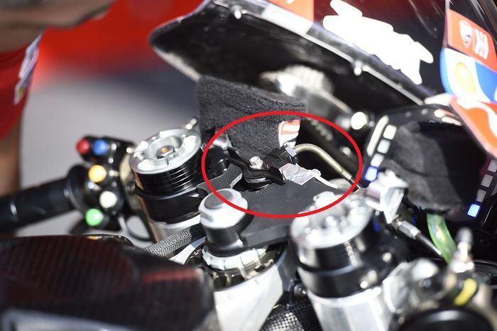 Letak tombol ajaib yang disebut dengan holeshot device di motor MotoGP Ducati Desmosedici GP19