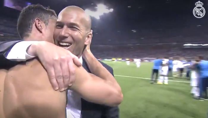 Zinedine Zidane memeluk Cristiano Ronaldo saat masih sama-sama membela Real Madrid.