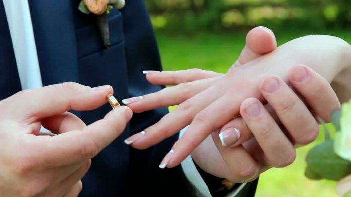 Alasan Mengapa Syahrini dan Reino Barack Kenakan Cincin Kawin di Tangan Berbeda - Tangan Kanan