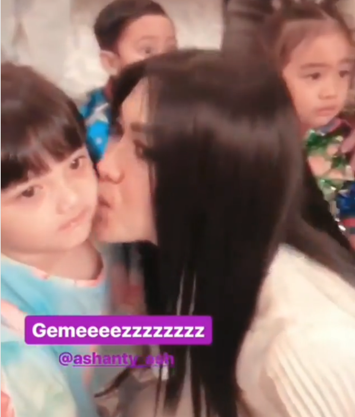 Arsy tak berekspresi saat dicium Syahrini.