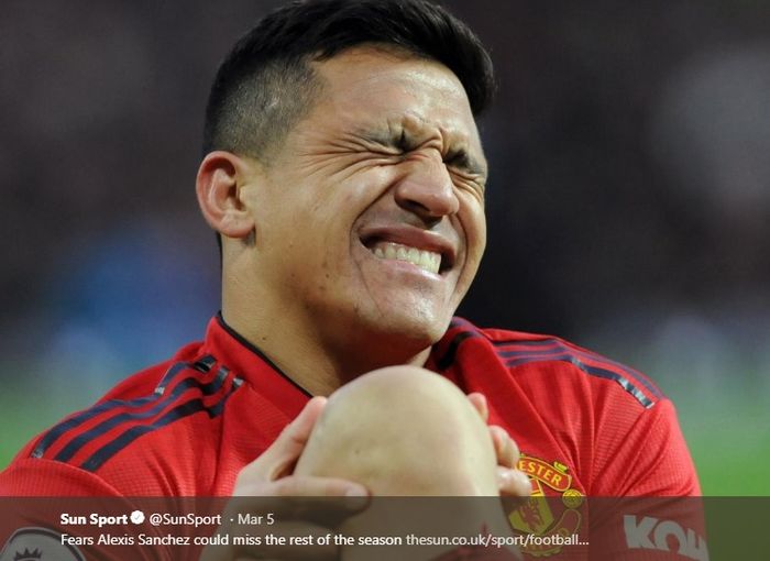 Penyerang Manchester United, Alexis Sanchez, sedang meringis kesakitan.