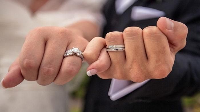 Alasan Mengapa Syahrini dan Reino Barack Kenakan Cincin Kawin di Tangan Berbeda - Tangan Kiri
