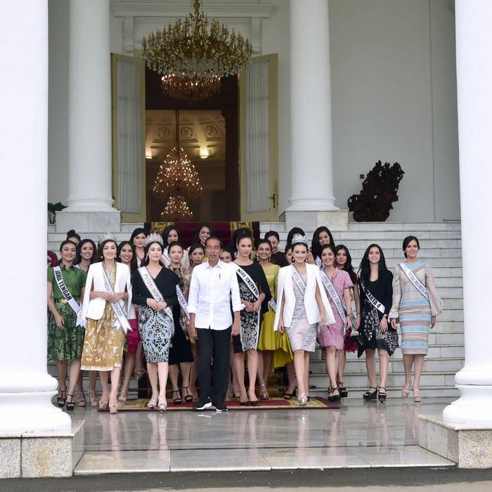 Rombongan finalis Putri Indonesia 2019, Miss Universe 2018 Catriona Gray dan Presiden Jokowi berjalan ke pelataran Istana Bogor untuk melakukan foto bersama
