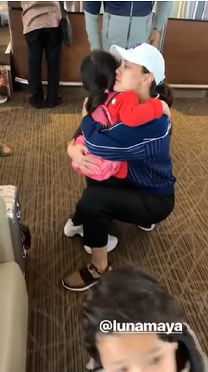 Arsy minta peluk dan dicium Luna Maya saat di bandara.