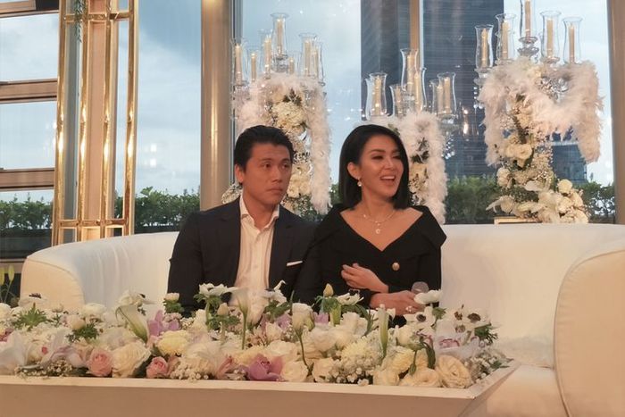 Penampilan Syahrini dan Reino Barack Saat Jumpa Pers