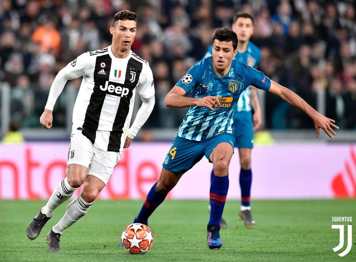 Penyerang Juventus, Cristiano Ronaldo, dibayang-bayangi gelandang Atletico Madrid, Rodri, dalam laga leg kedua babak 16 besar Liga Champions di Stadion Allianz, Turin, 12 Maret 2019.