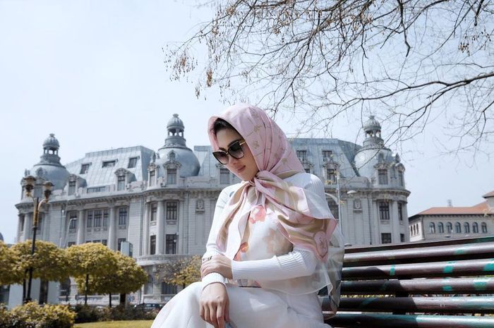 Syahrini juga pernah pakai hijab motif bernuansa warna pink