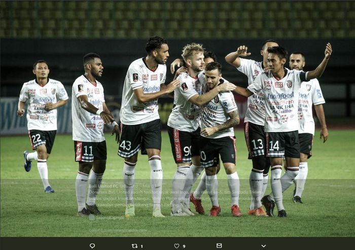Para pemain Bali United merayakan gol ke gawang Semen Padang dalam laga Piala Presiden 2019.
