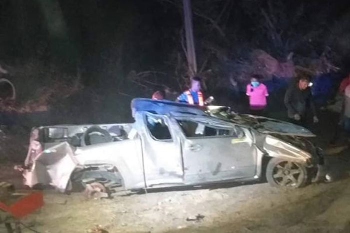 Mobil pick up yang mengalami kecelakaan parah akibat menghindari pemotor yang melawan arus.