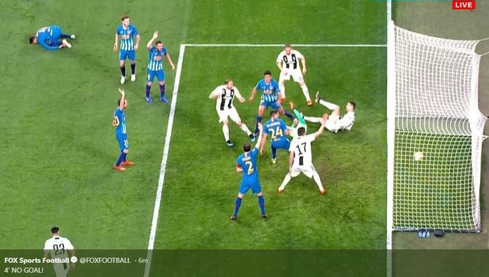 Gol bek Juventus, Giorgio Chiellini, dianulir karena Cristiano Ronaldo melanggar kiper Atletico Madrid, Jan Oblak, dalam laga leg kedua babak 16 besar Liga Champions di Stadion Allianz, Selasa (12/3/2019).