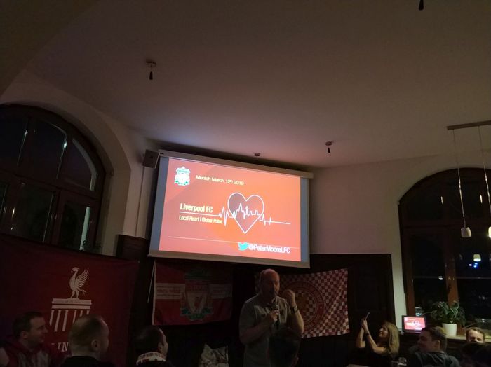 Presentasi CEO Liverpool, Peter Moore, di hadapan para fans Liverpool di Muenchen, Jerman.