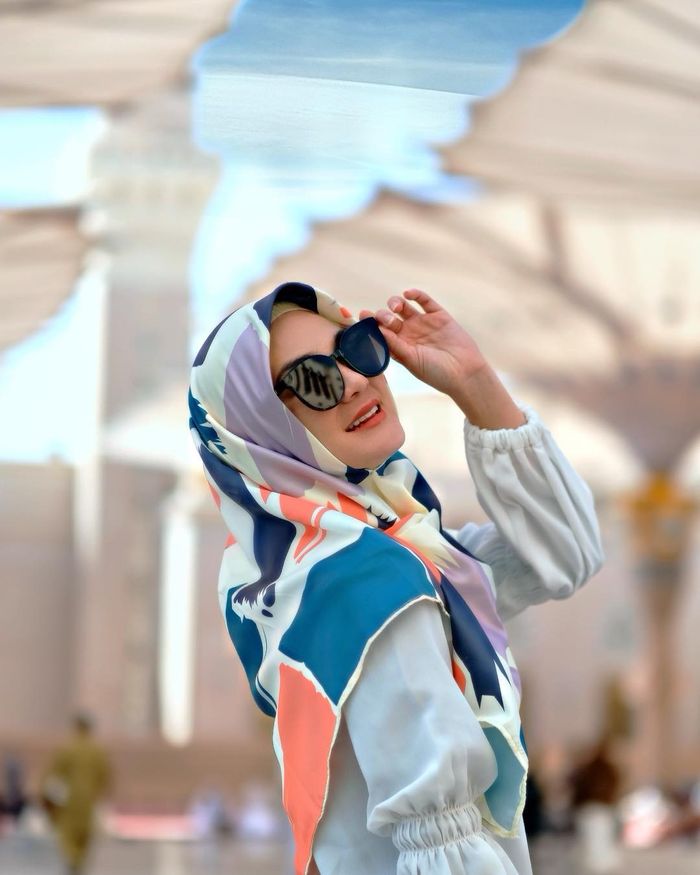 Luna Maya tetap tampil anggun saat mengenakan hijab motif