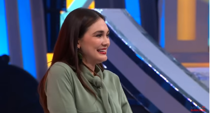 Senyuman Luna Maya melihat penampilan Ruri membawakan lagu Separuh Aku.