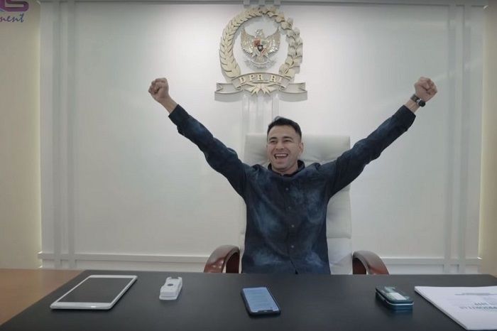 Raffi Ahmad duduk di kursi Ketua DPR RI