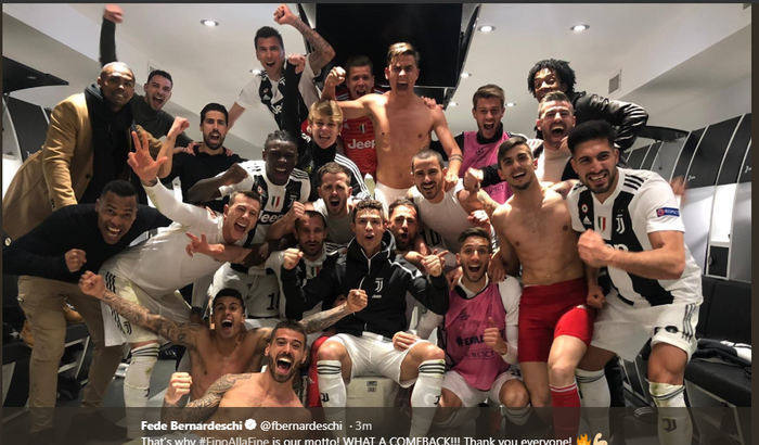 Pemain-pemain Juventus merayakan keberhasilan lolos ke babak perempat final Liga Champions.