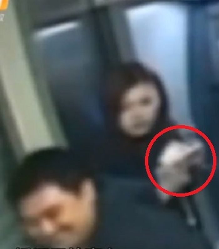 Sang perampok 'baik hati' tampak tersenyum karena kasihan lihat saldo ATM korban yang kosong melompong.